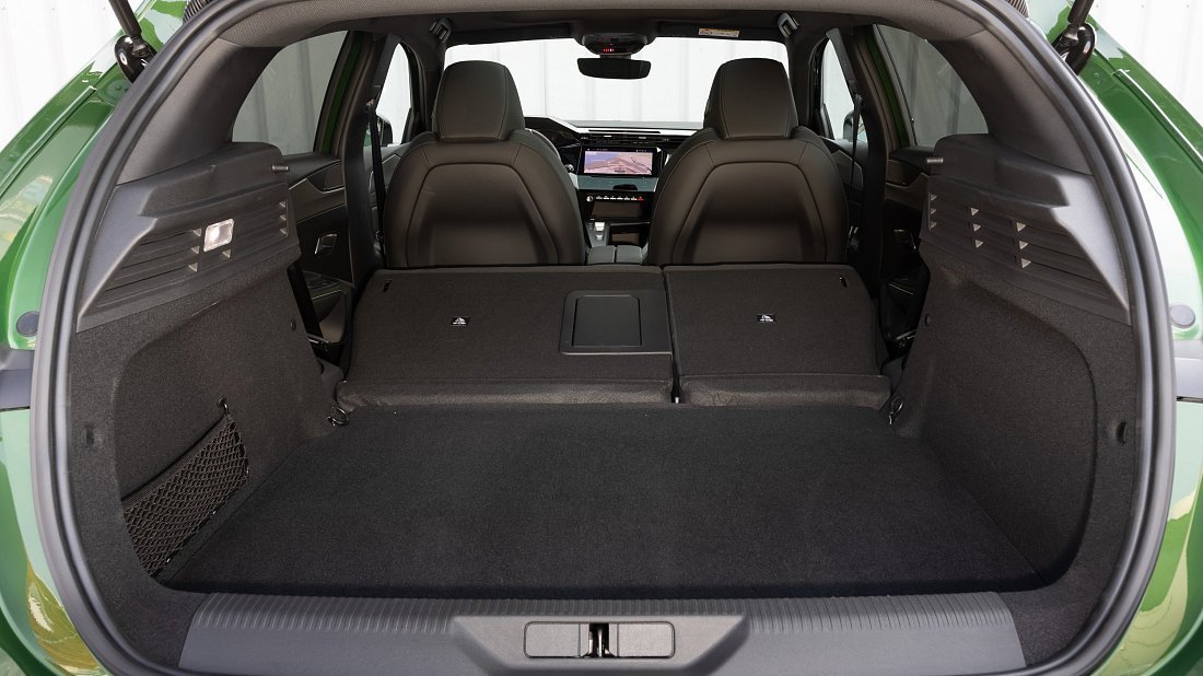 Peugeot e-308 Hatchback (2023-…) багажник, увеличенный объем, сиденья сложены, максимальный объем, максимальный груз, максимальная вместимость, максимальное пространство для хранения