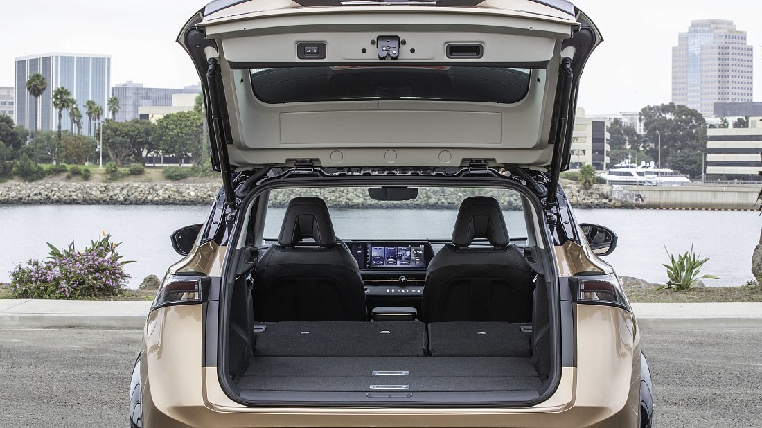 Nissan Ariya 63 kWh FWD (2021-…) багажник, увеличенный объем, сиденья сложены, максимальный объем, максимальный груз, максимальная вместимость, максимальное пространство для хранения