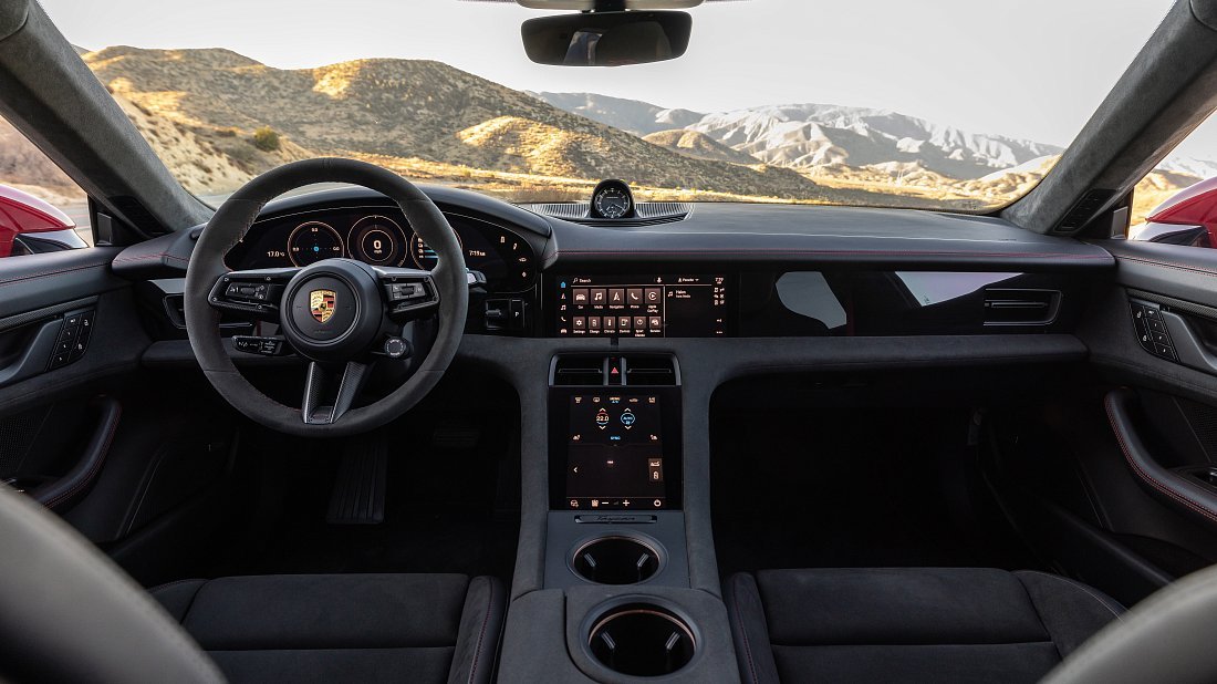 Porsche Taycan GTS Sport Turismo (2022-2024) интерьер, переднее сиденье, водительское сиденье, приборная панель, рулевое колесо, информационно-развлекательная система, кокпит