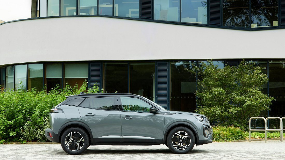 Peugeot e-2008 50 kWh (2023-…) вид сбоку, силуэт, двери, колеса, экстерьер