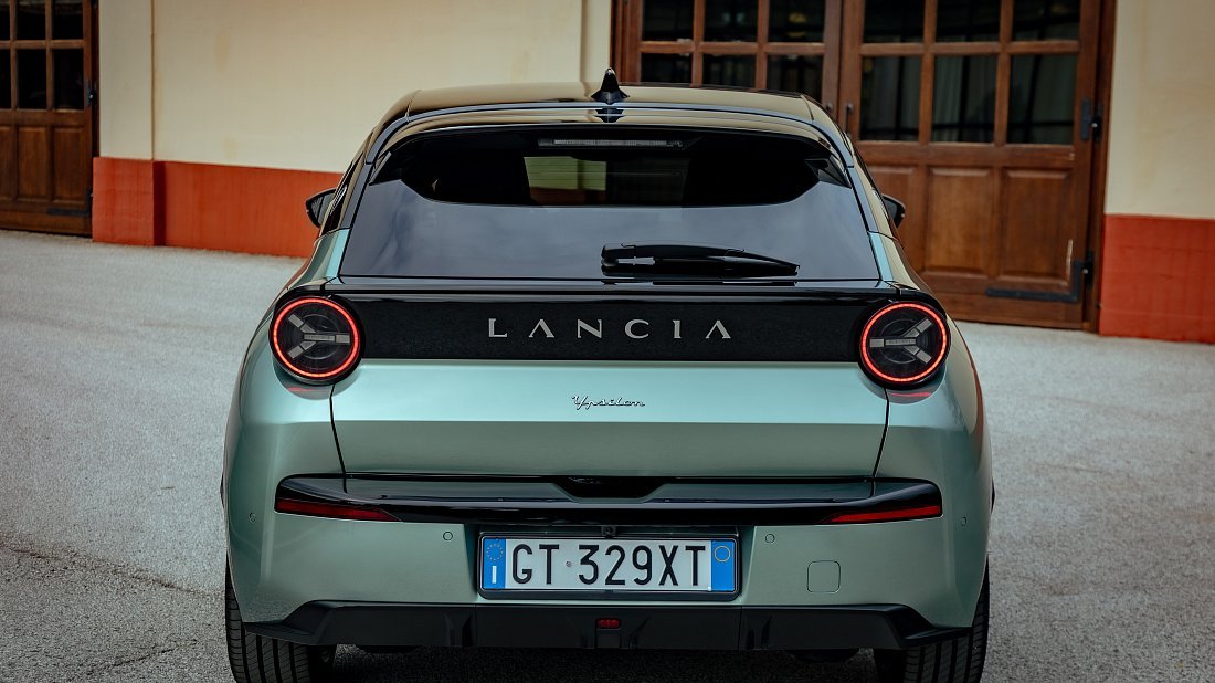 Lancia Ypsilon (2024-...) вид сзади, задние фонари, багажник, спойлер, эмблема, бампер, экстерьер
