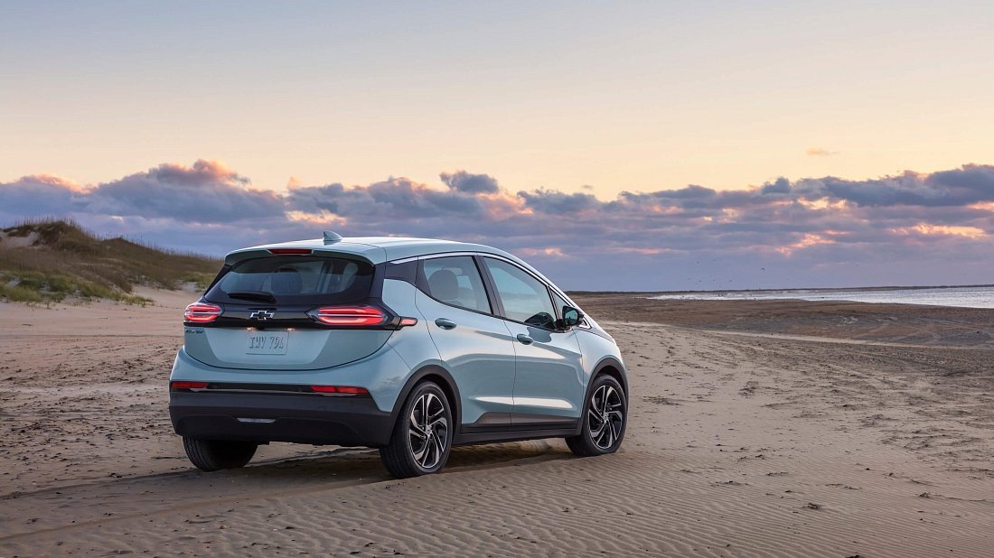 Chevrolet Bolt EV Gen 3 (2022-2023) задняя часть в три четверти, вид в три четверти, диагональ, экстерьер