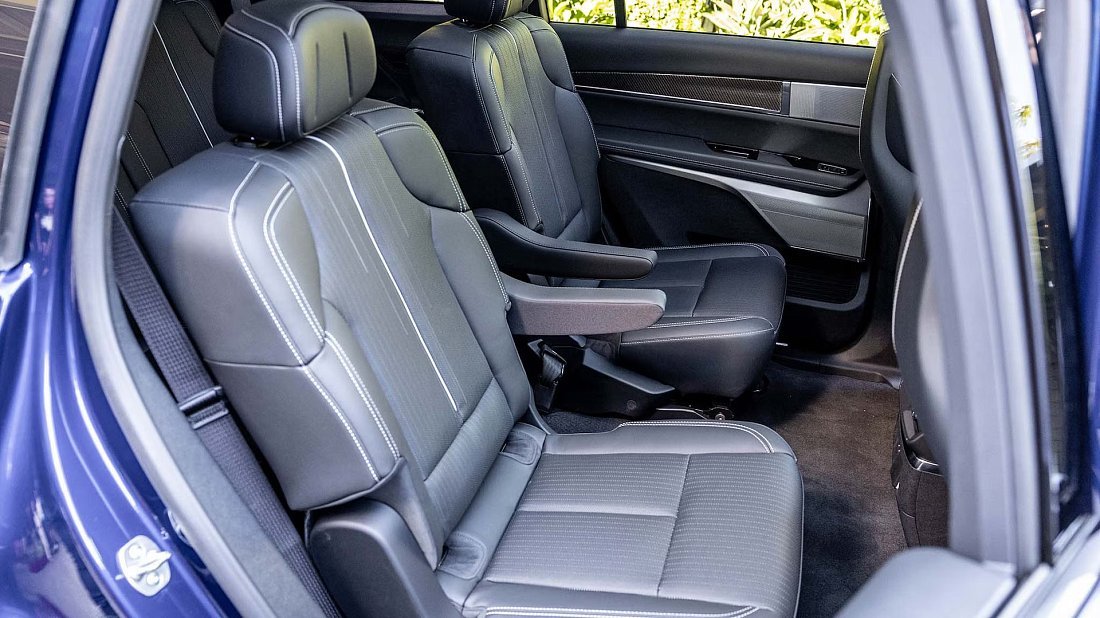 Cadillac Vistiq AWD (2025-…) задние сиденья, пассажирские сиденья, пространство для ног, пространство над головой, интерьер