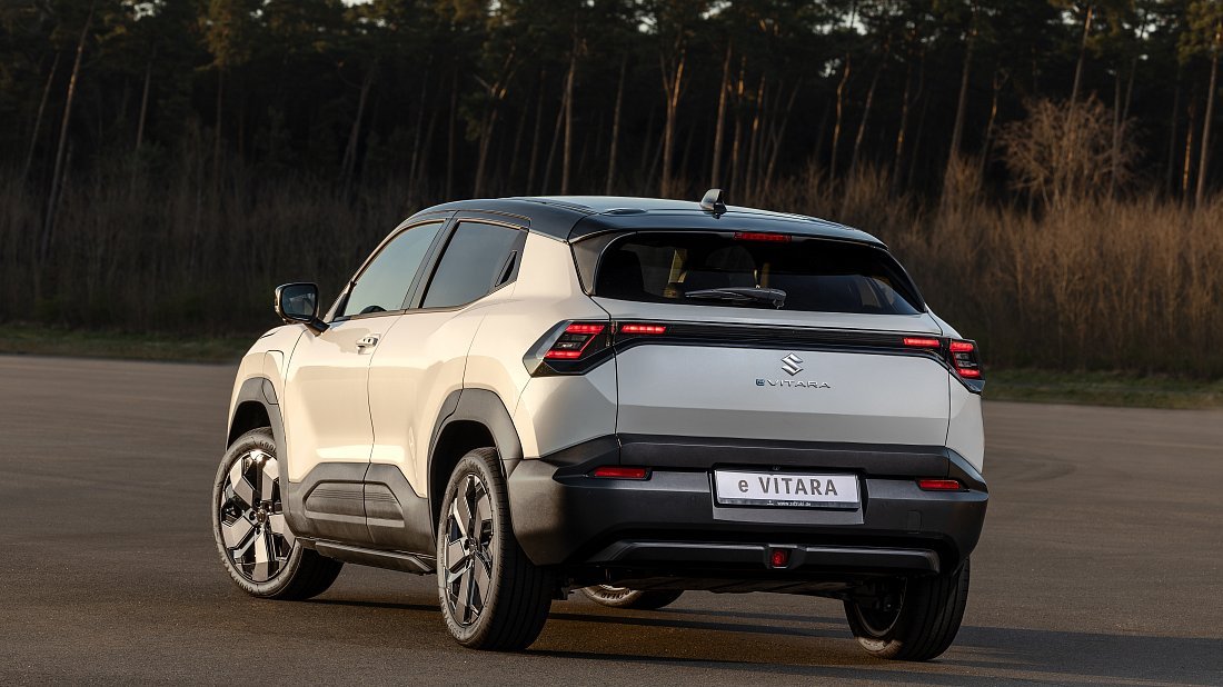 Фото Suzuki e Vitara 61 kWh AWD (2025-…) задняя часть под углом