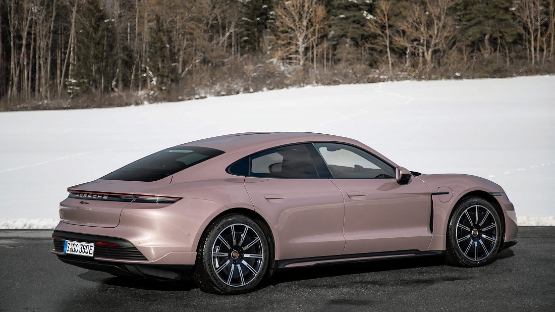 Porsche Taycan 4S (2020-2024) задняя часть в три четверти, вид в три четверти, диагональ, экстерьер