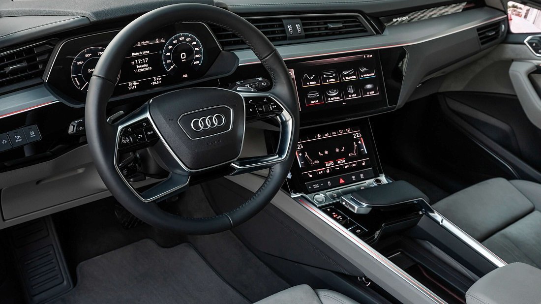 Audi e-tron 55 quattro (2019-2022) интерьер, переднее сиденье, водительское сиденье, приборная панель, рулевое колесо, информационно-развлекательная система, кокпит