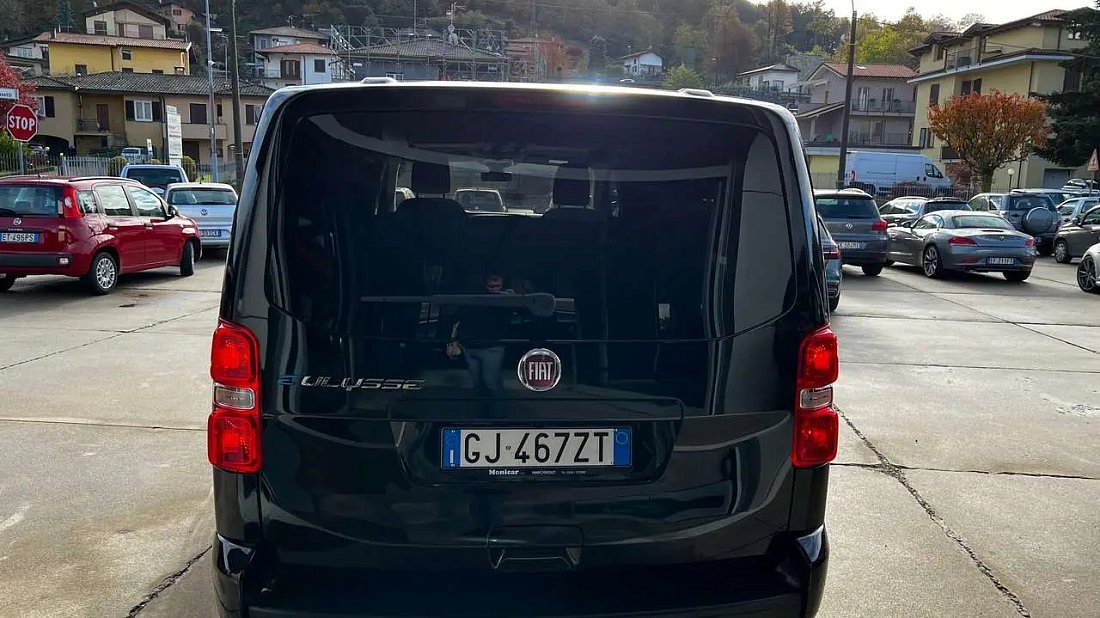 Fiat E-Ulysse L3 50 kWh (2022-2024) вид сзади, задние фонари, багажник, спойлер, эмблема, бампер, экстерьер