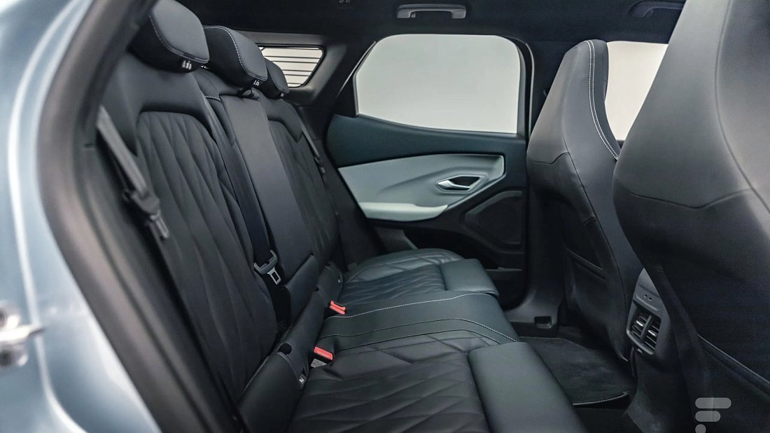 Ford Explorer EV Extended Range RWD (2024-…) задние сиденья, пассажирские сиденья, пространство для ног, пространство над головой, интерьер