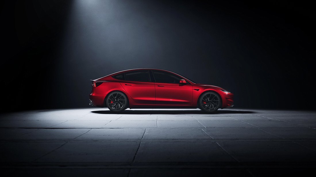 Фото Tesla Model 3 Performance (2024-…) вид сбоку