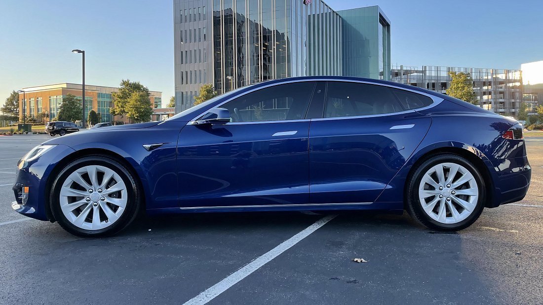 Tesla Model S 70 (2016) вид сбоку, силуэт, двери, колеса, экстерьер