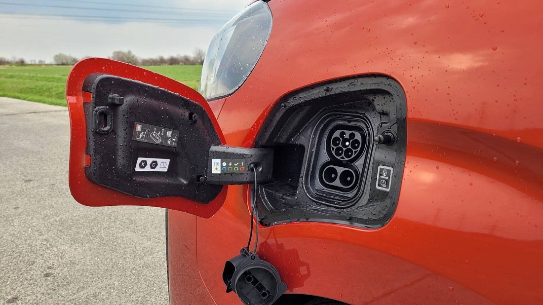 Opel Zafira Electric Life L 50 kWh (2020-2024) порт для зарядки (Европа), зарядка, разъем, штекер, коннектор