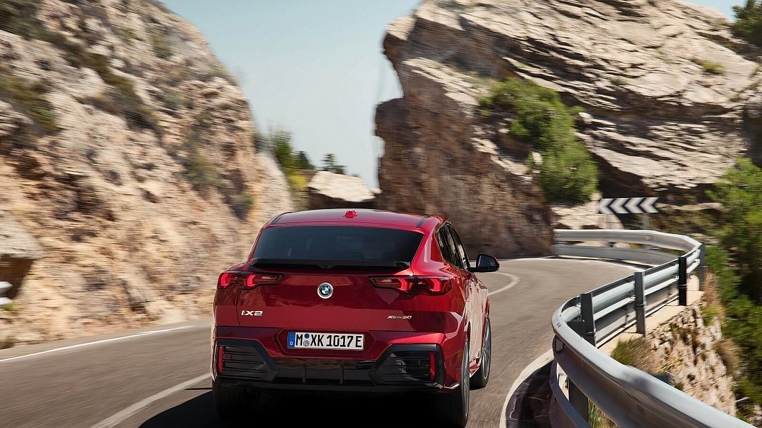 BMW iX2 eDrive20 (2024-…) вид сзади, задние фонари, багажник, спойлер, эмблема, бампер, экстерьер
