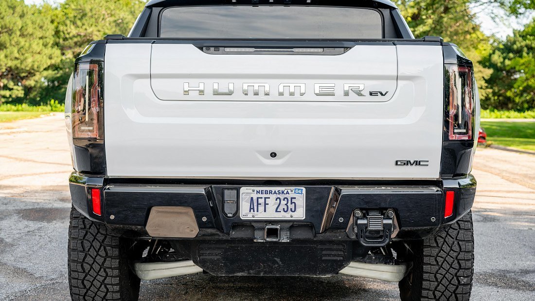 GMC Hummer EV Pickup 2X (2023-…) вид сзади, задние фонари, багажник, спойлер, эмблема, бампер, экстерьер