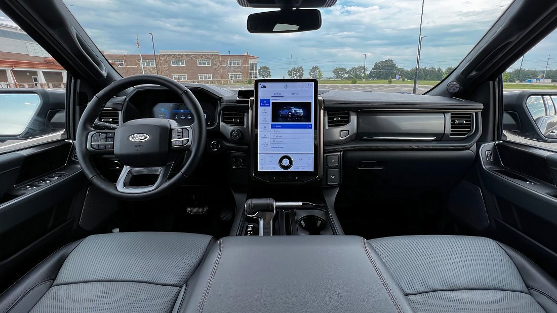 Ford F-150 Lightning Extended Range (2022-…) интерьер, переднее сиденье, водительское сиденье, приборная панель, рулевое колесо, информационно-развлекательная система, кокпит