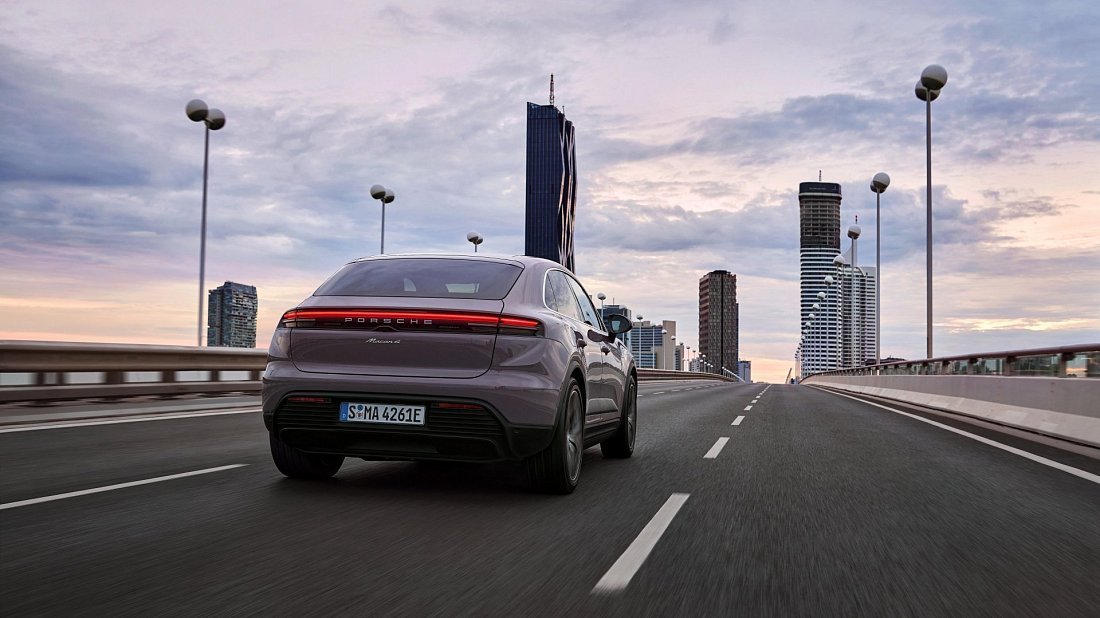Porsche Macan 4S Electric (2024-…) вид сзади, задние фонари, багажник, спойлер, эмблема, бампер, экстерьер