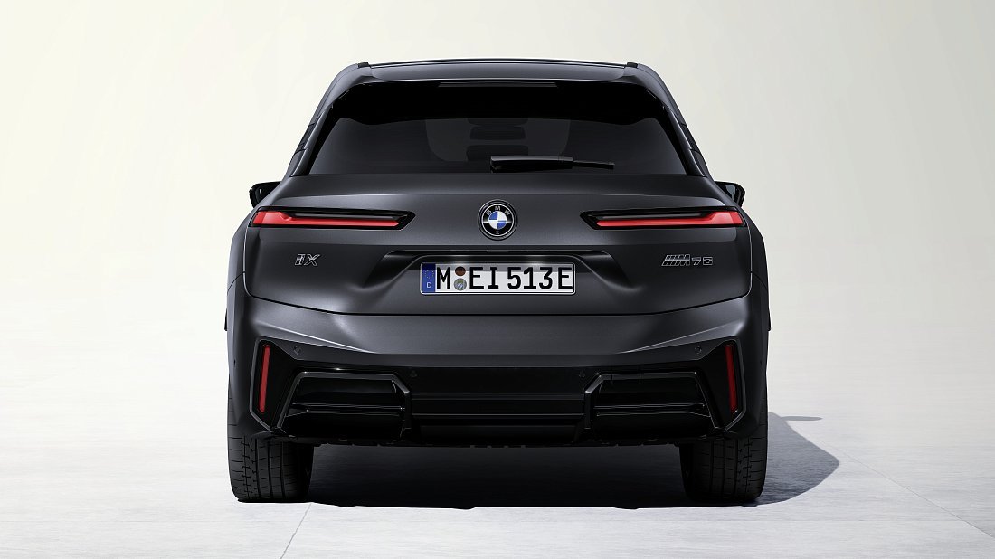BMW iX M70 xDrive (2025-...) вид сзади, задние фонари, багажник, спойлер, эмблема, бампер, экстерьер