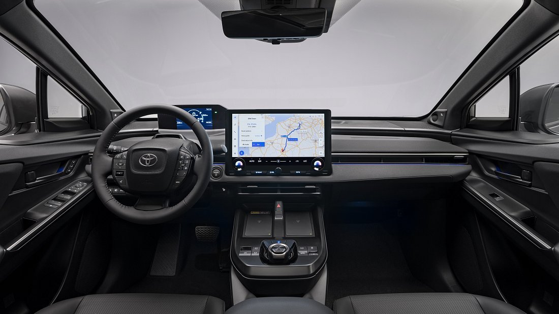 Toyota bZ4X (bZ) AWD (2025-…) интерьер, переднее сиденье, водительское сиденье, приборная панель, рулевое колесо, информационно-развлекательная система, кокпит