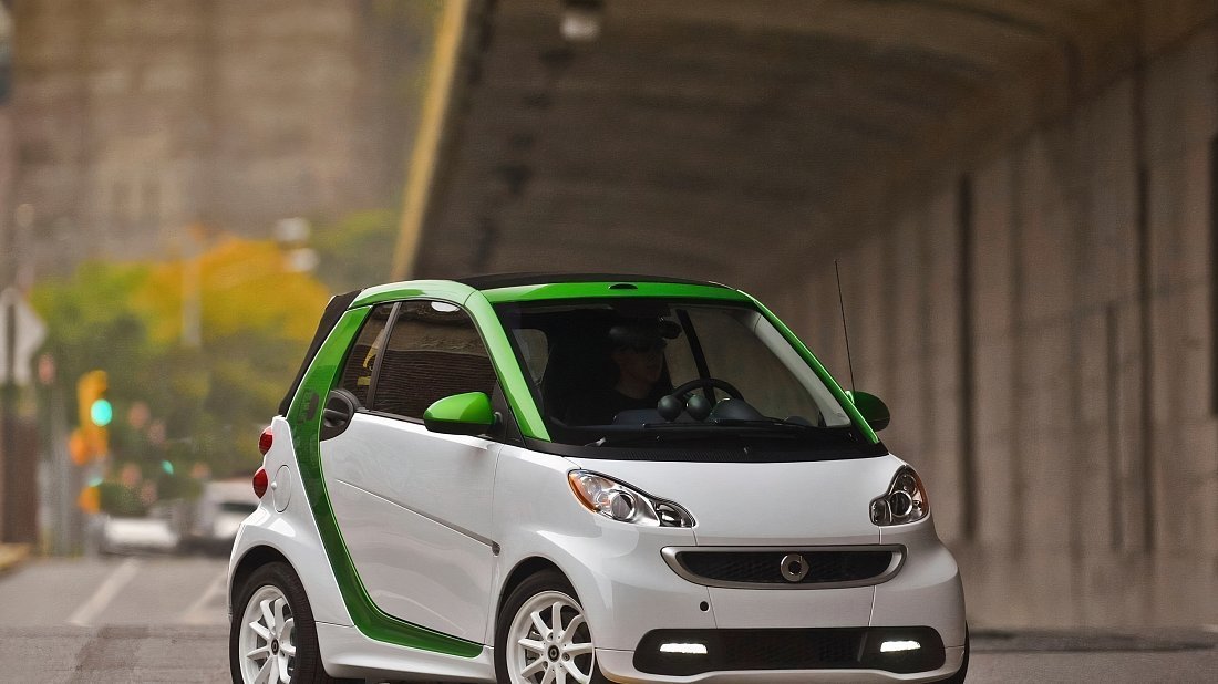 Smart Electric Drive fortwo coupe (2009-2012) вид спереди, спереди сбоку, по диагонали, экстерьер