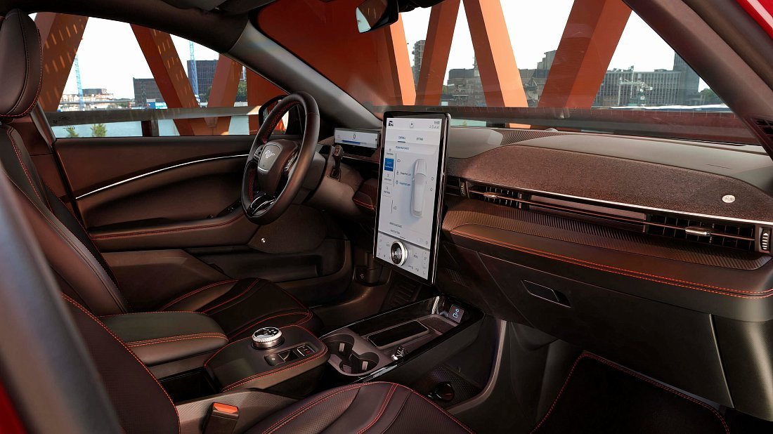 Ford Mustang Mach-E Extended Range AWD (2023-…) интерьер, переднее сиденье, водительское сиденье, приборная панель, рулевое колесо, информационно-развлекательная система, кокпит