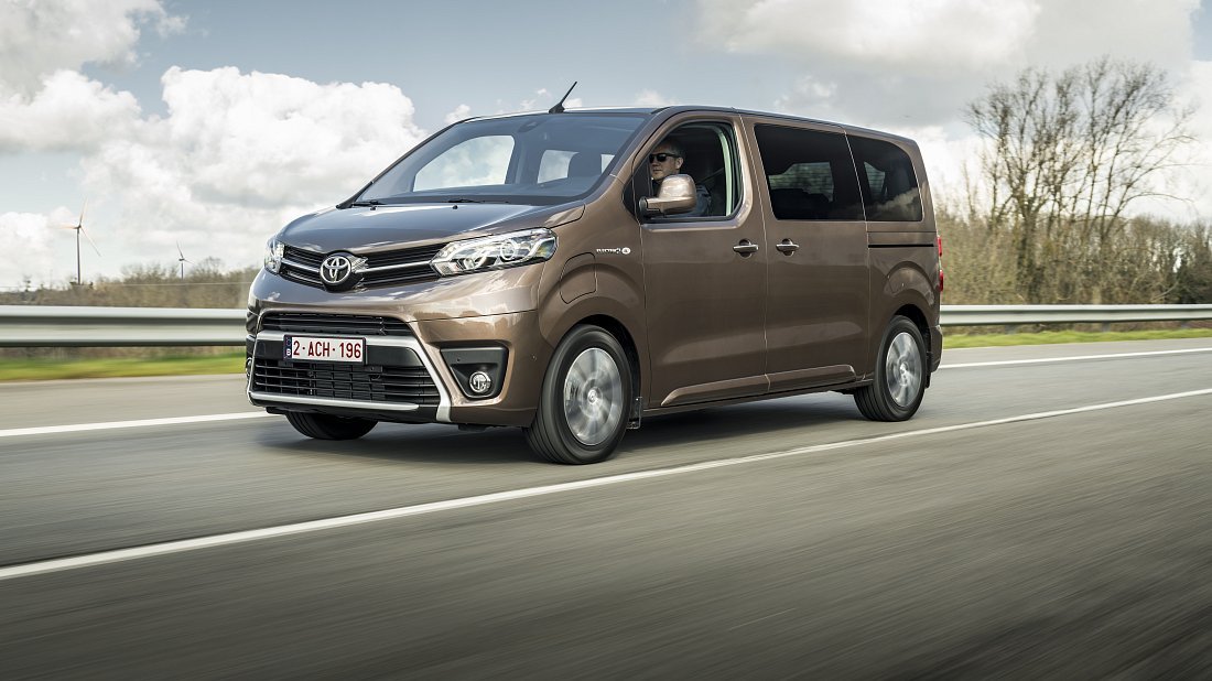 Toyota Proace Verso Electric M 50 kWh (2021-2024) вид спереди, спереди сбоку, по диагонали, экстерьер