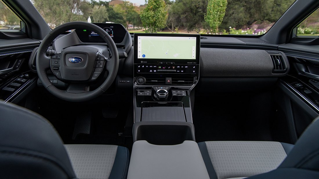 Subaru Solterra AWD (2022-…) интерьер, переднее сиденье, водительское сиденье, приборная панель, рулевое колесо, информационно-развлекательная система, кокпит