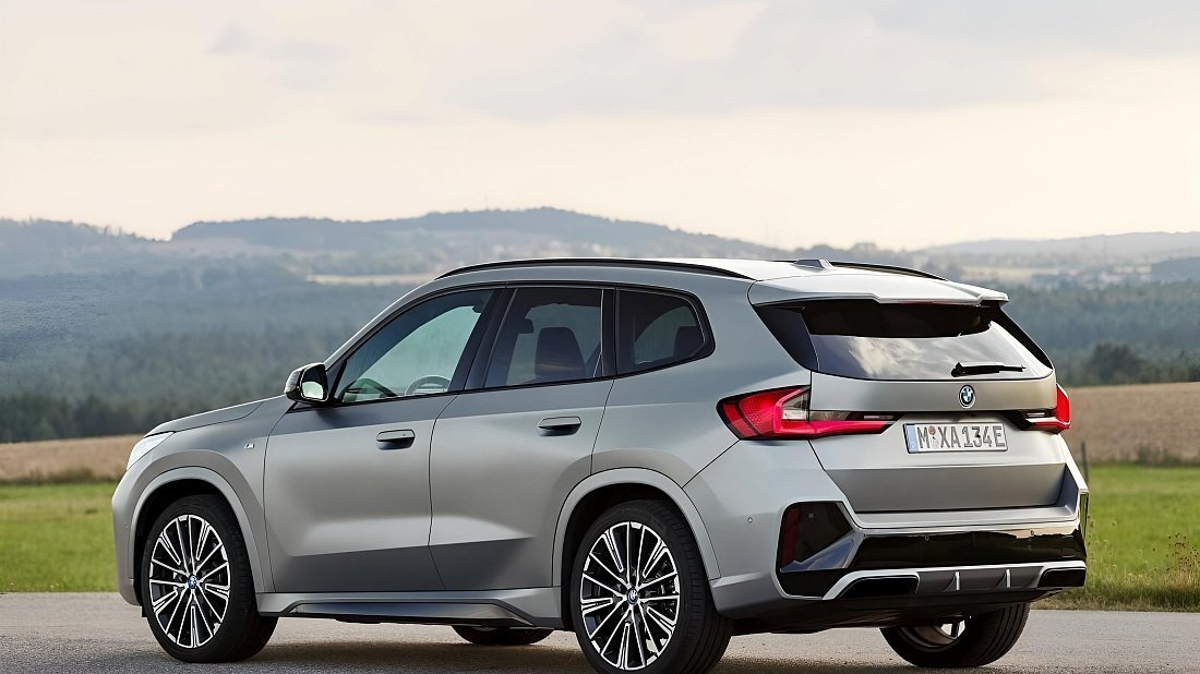 BMW iX1 eDrive20 (2023-…) задняя часть в три четверти, вид в три четверти, диагональ, экстерьер