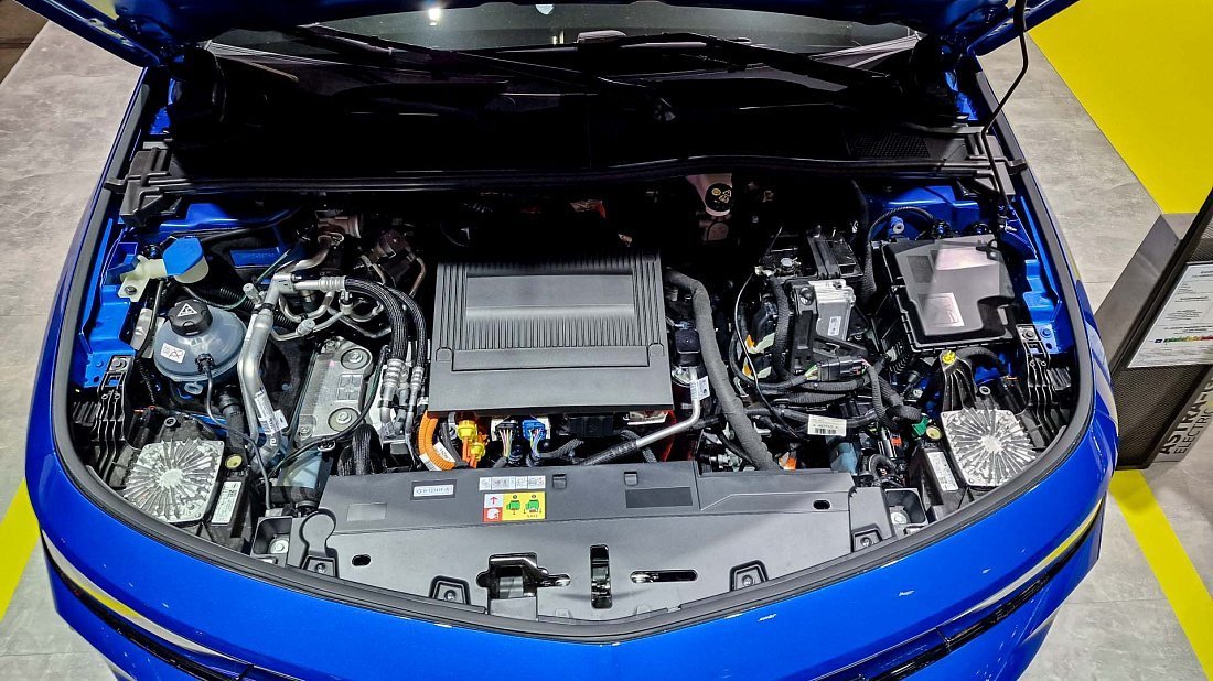 Opel Astra Electric (2023-…) передний багажник (frunk), под капотом, место для хранения, груз, вместимость, дополнительное пространство