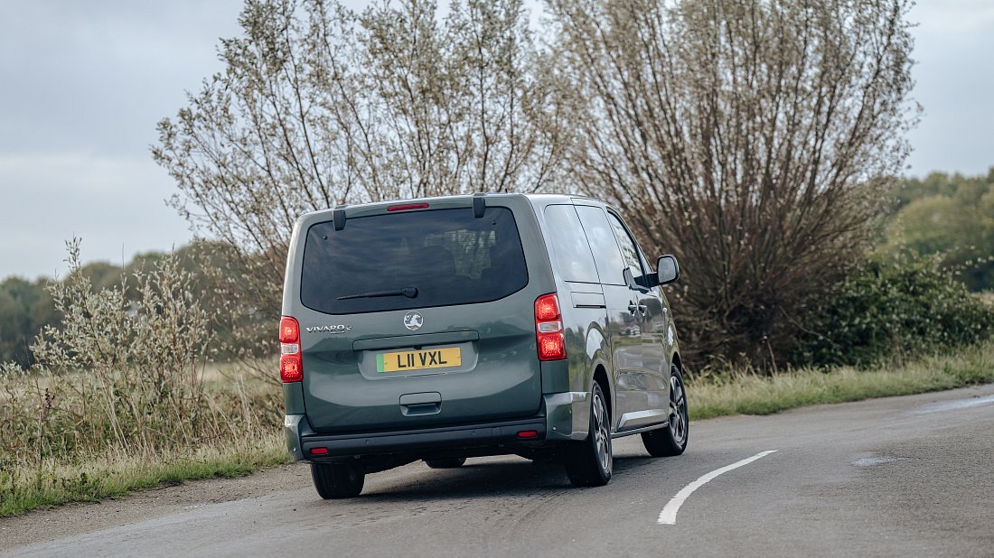 Opel Zafira Electric Life L3 50 kWh (2024-...) вид сзади, задние фонари, багажник, спойлер, эмблема, бампер, экстерьер