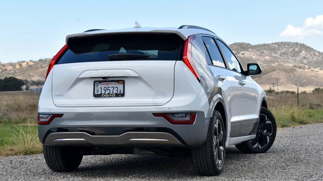 Kia Niro EV Long Range (2022-…) вид сзади, задние фонари, багажник, спойлер, эмблема, бампер, экстерьер