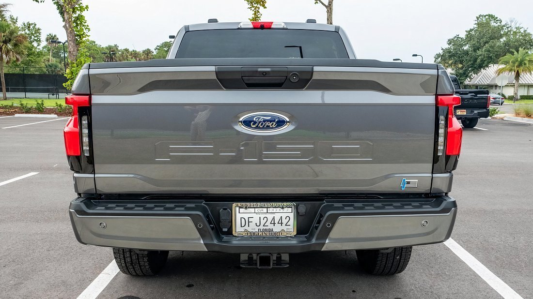 Ford F-150 Lightning Extended Range (2022-…) вид сзади, задние фонари, багажник, спойлер, эмблема, бампер, экстерьер