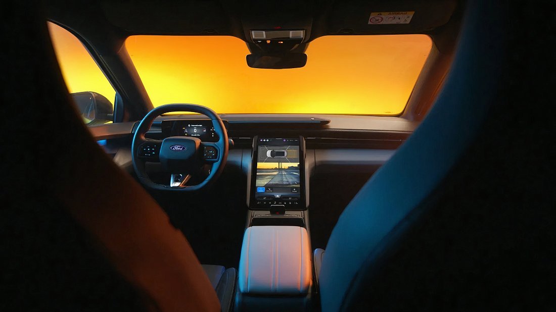Ford Capri EV Extended Range RWD (2024-…) интерьер, переднее сиденье, водительское сиденье, приборная панель, рулевое колесо, информационно-развлекательная система, кокпит