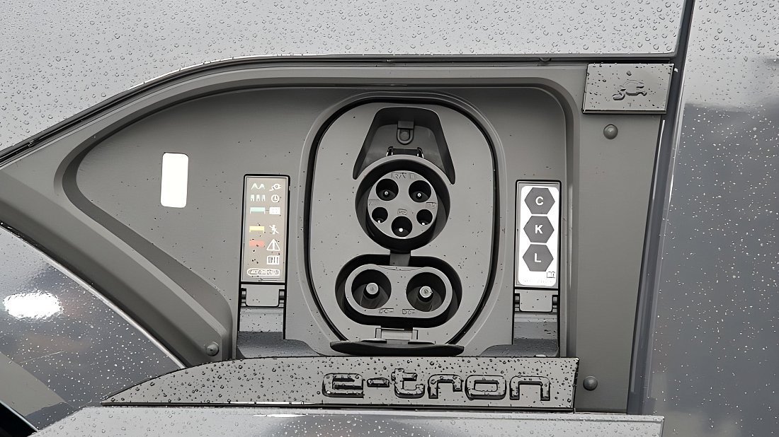 Audi e-tron Sportback 50 quattro (2020-2022) порт для зарядки (США), зарядка, разъем, штекер, коннектор