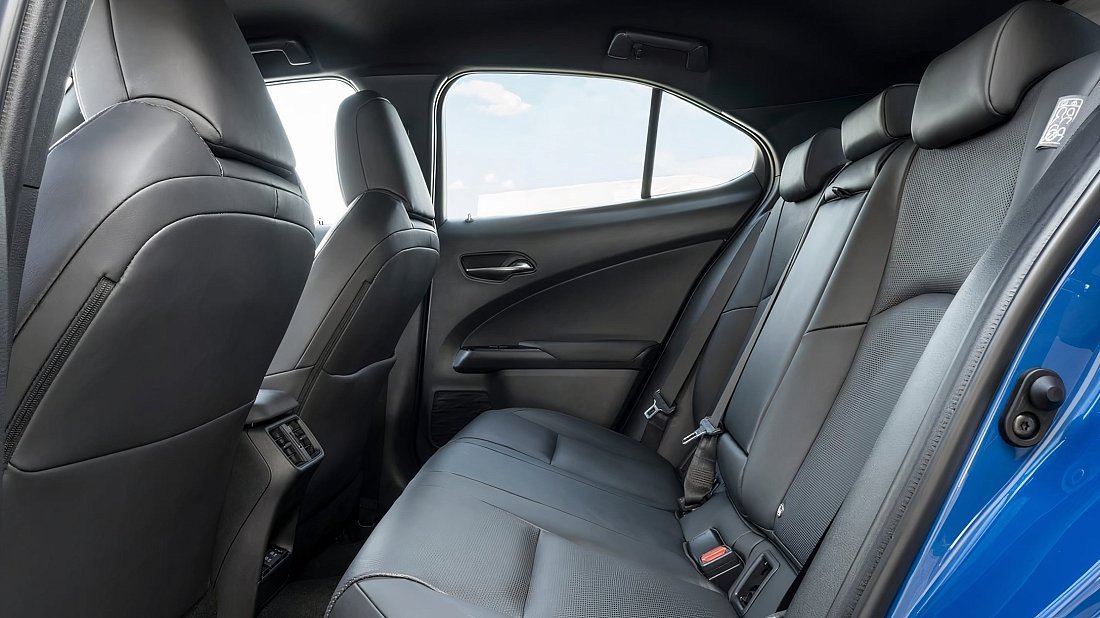 Lexus UX 300e (2023-…) задние сиденья, пассажирские сиденья, пространство для ног, пространство над головой, интерьер