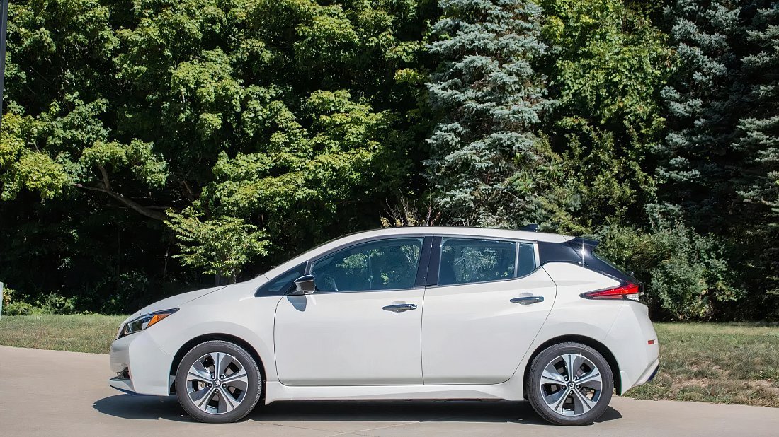Nissan Leaf 40 kWh (2017-2022) вид сбоку, силуэт, двери, колеса, экстерьер