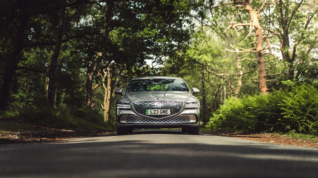 Фото Genesis Electrified G80 AWD (2025-…) вид спереди
