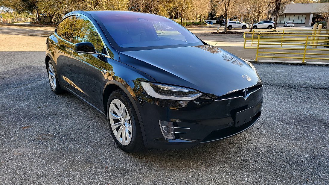 Tesla Model X Long Range Plus (2020-2021) вид спереди, спереди сбоку, по диагонали, экстерьер