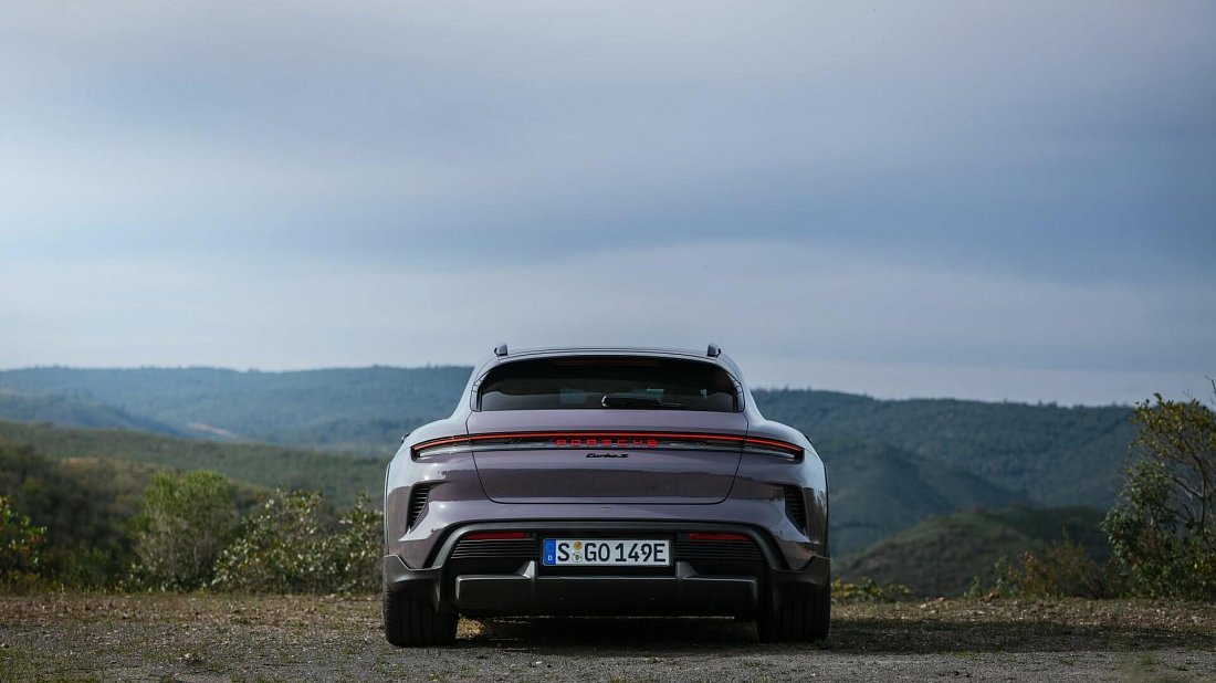 Фото Porsche Taycan Turbo S Cross Turismo (2024-…) вид сзади, задние фонари