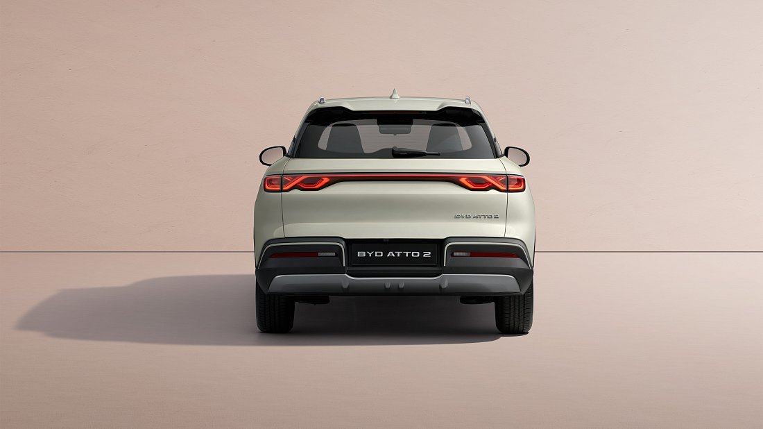 BYD Atto 2 Active FWD (2025-…) вид сзади, задние фонари, багажник, спойлер, эмблема, бампер, экстерьер