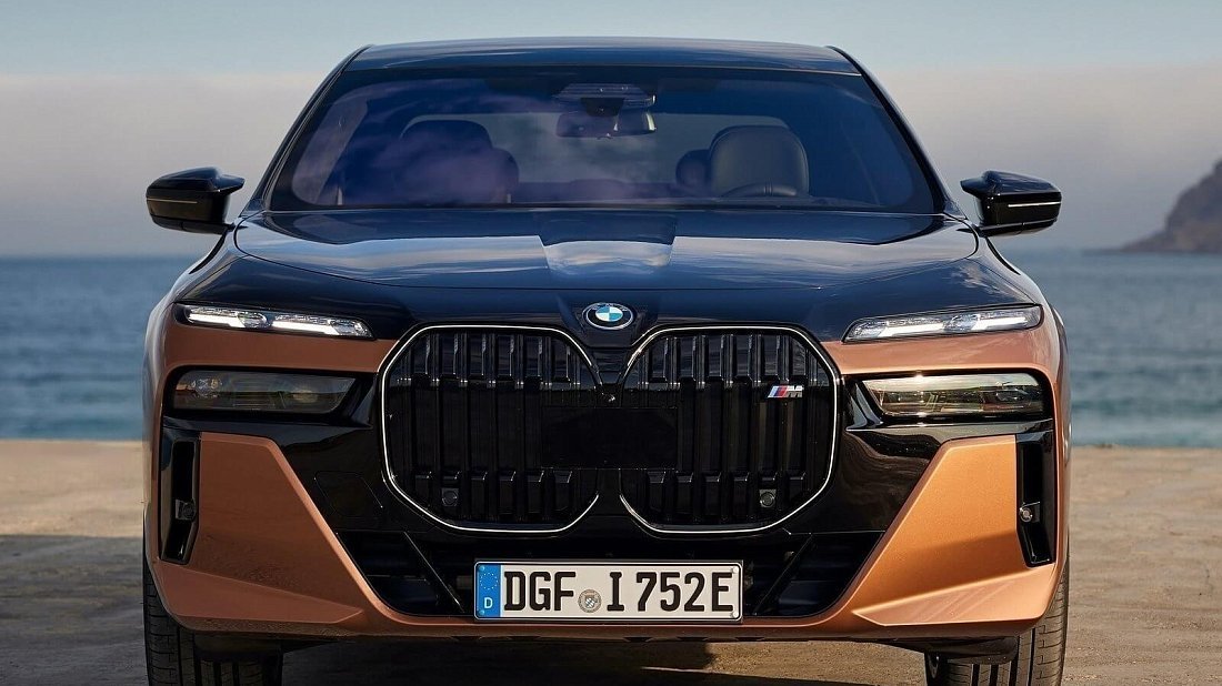 BMW i7 M70 xDrive (2023-…) передняя часть, решетка радиатора, фары, бампер, экстерьер