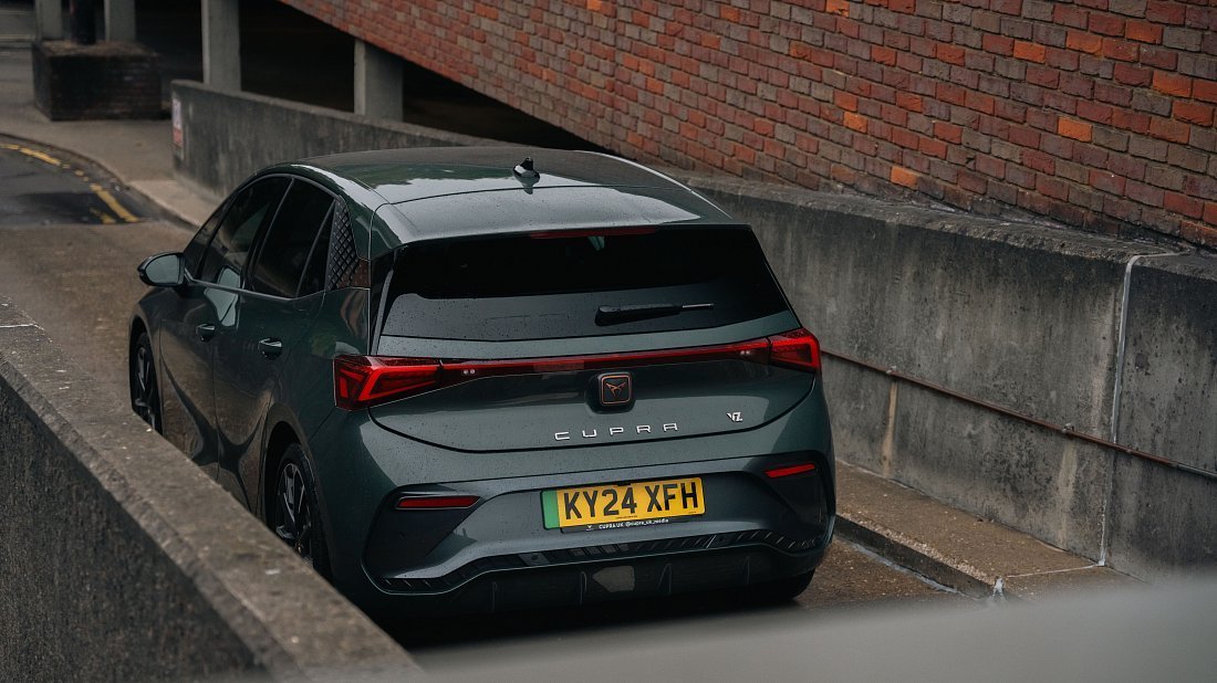 Cupra Born VZ (2024-…) вид сзади, задние фонари, багажник, спойлер, эмблема, бампер, экстерьер