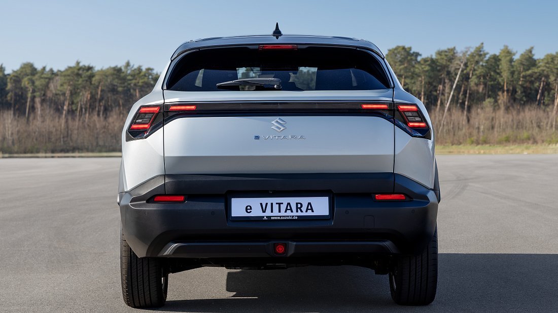 Фото Suzuki e Vitara 49 kWh FWD (2025-…) вид сзади, задние фонари