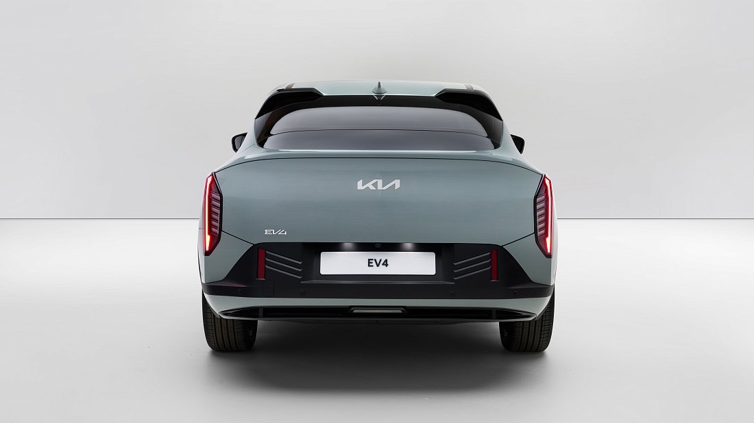 Kia EV4 Sedan Long Range (2025-…) вид сзади, задние фонари, багажник, спойлер, эмблема, бампер, экстерьер