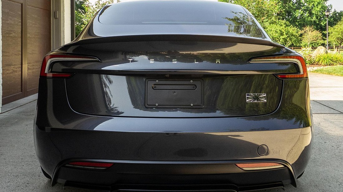 Фото Tesla Model 3 Performance (2025-...) вид сзади, задние фонари