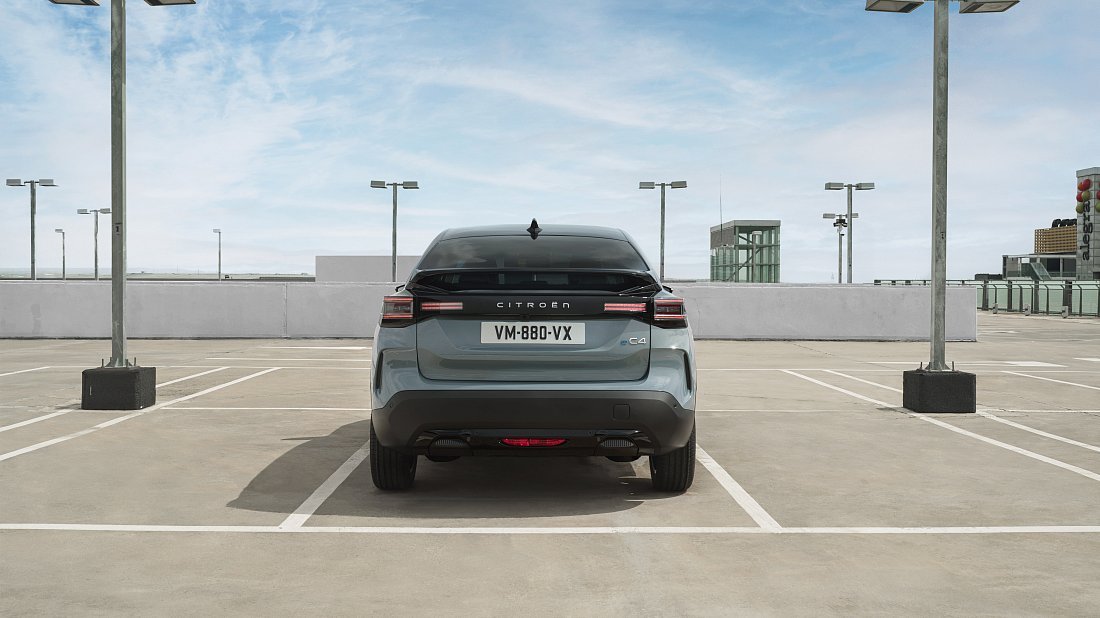 Citroën e-C4 50 kWh (2024-…) вид сзади, задние фонари, багажник, спойлер, эмблема, бампер, экстерьер