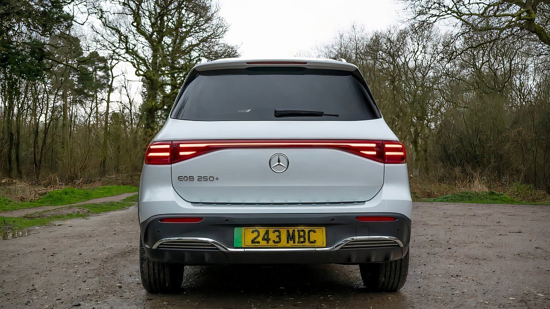 Mercedes EQB 300 4MATIC (2023-…) вид сзади, задние фонари, багажник, спойлер, эмблема, бампер, экстерьер