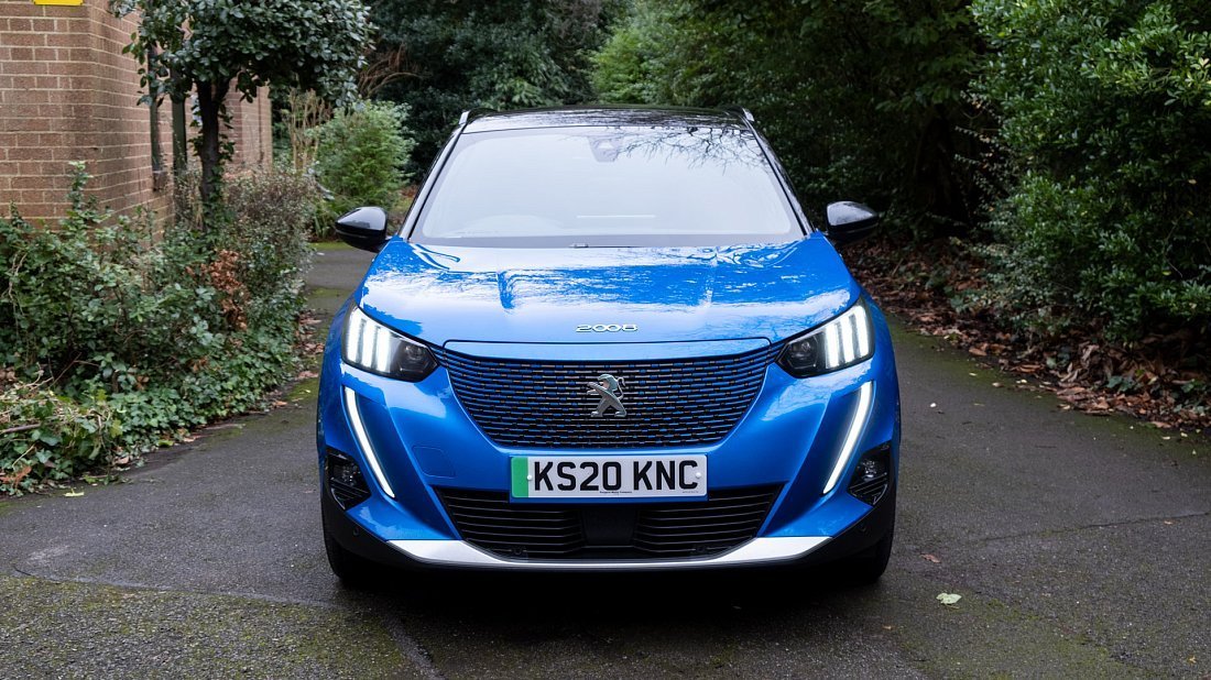 Peugeot e-2008 50 kWh (2020-2021) передняя часть, решетка радиатора, фары, бампер, экстерьер