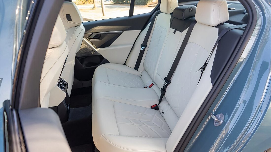 BMW i5 eDrive40 (2023-2025) задние сиденья, пассажирские сиденья, пространство для ног, пространство над головой, интерьер