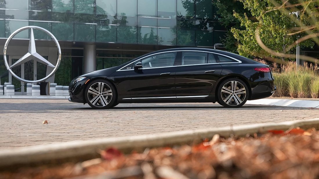 Mercedes EQS 450 4MATIC (2022-2024) вид сбоку, силуэт, двери, колеса, экстерьер