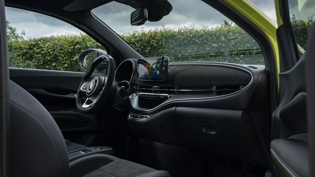 Abarth 500e Hatchback (2023-…) интерьер, переднее сиденье, водительское сиденье, приборная панель, рулевое колесо, информационно-развлекательная система, кокпит