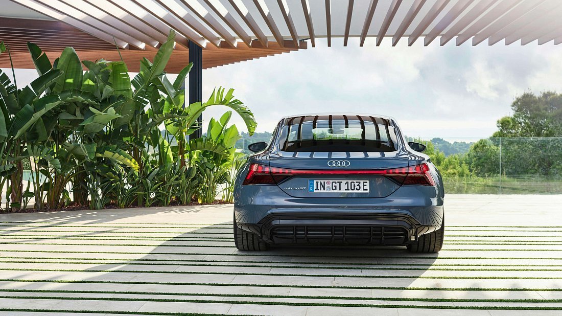 Audi e-tron GT quattro (2021-2024) вид сзади, задние фонари, багажник, спойлер, эмблема, бампер, экстерьер